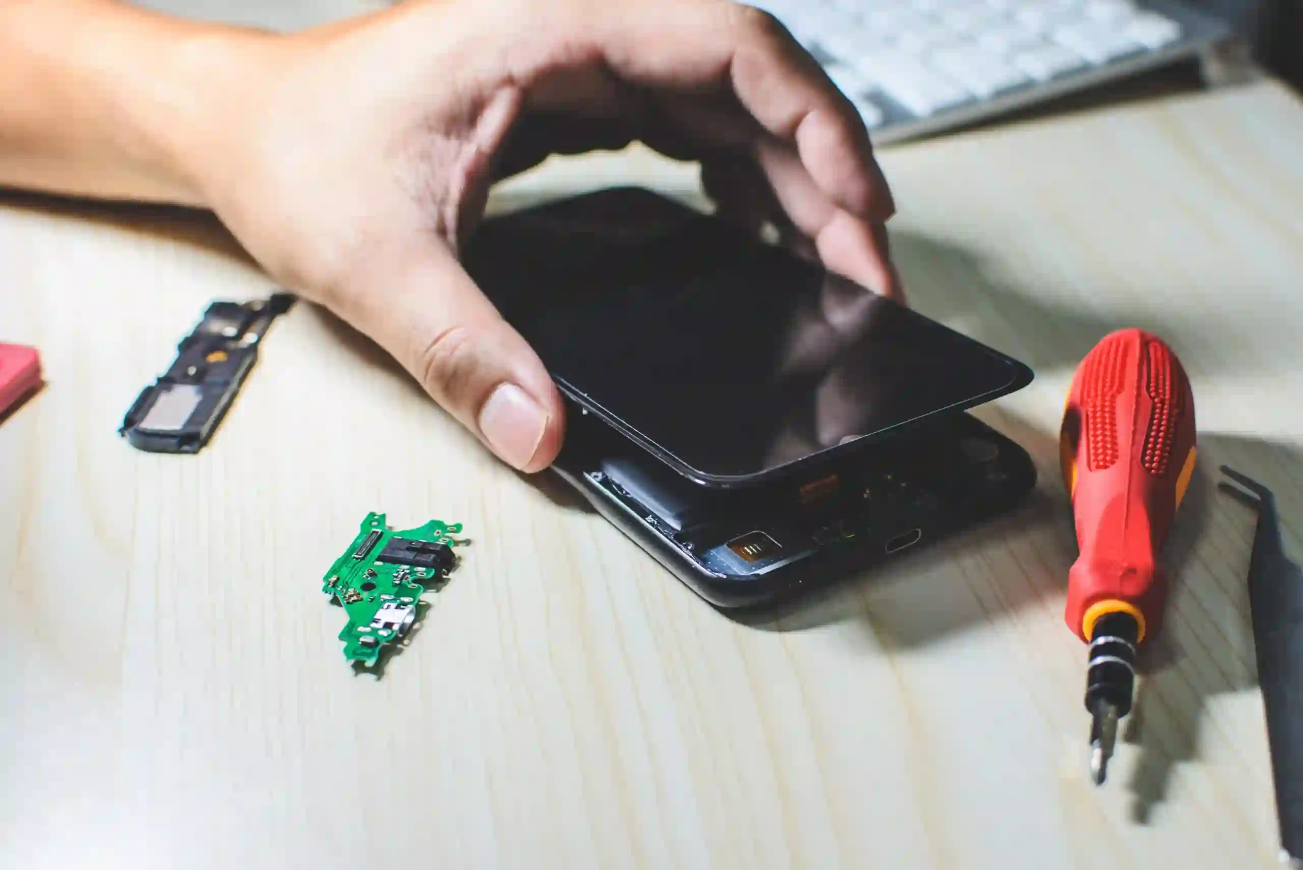 phone-screen-replacement-with-warranty-in-newcastle-phonee-repair-near-me-newcastle-toon-repair-and-vape-hub-newcastle